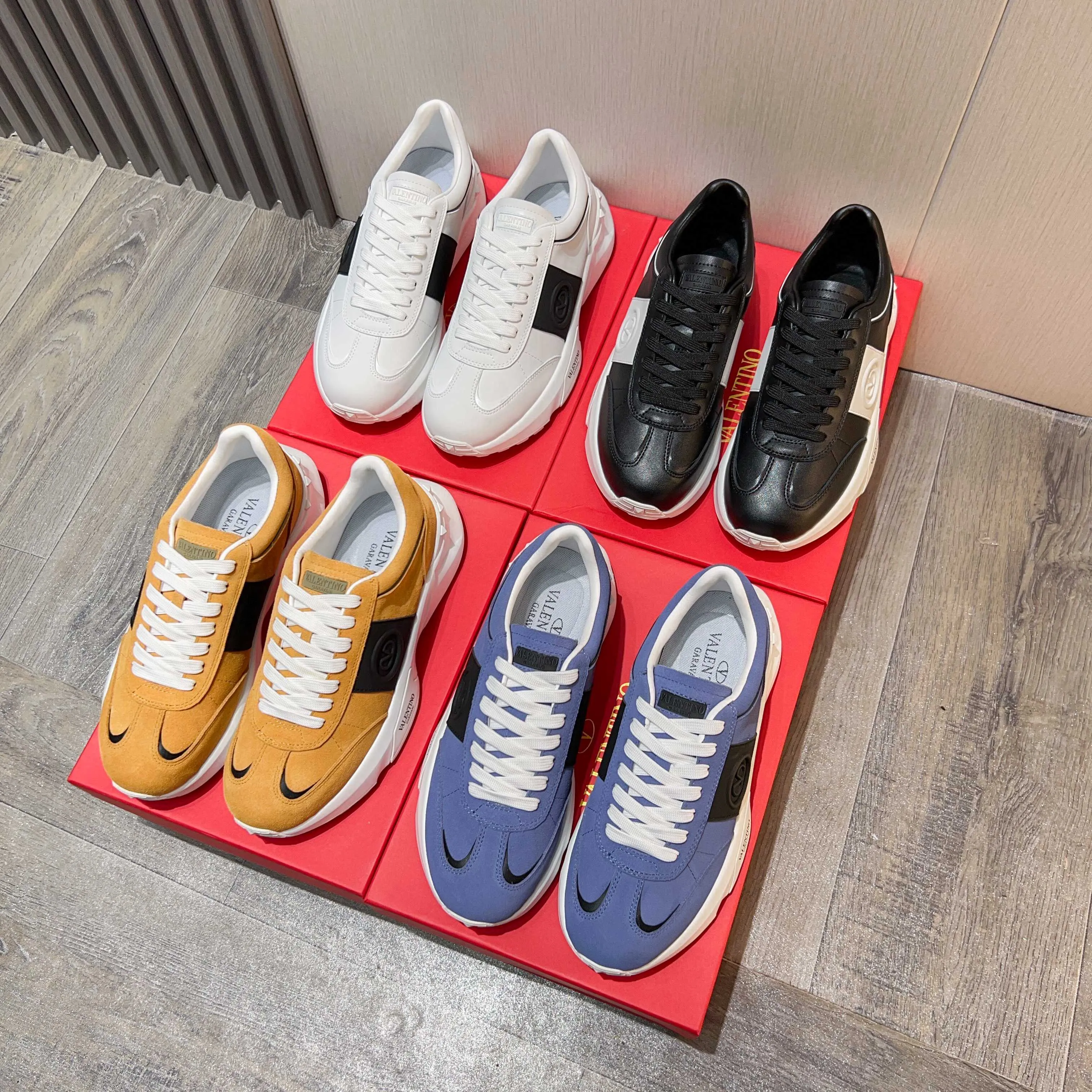 Ex-factory price: 520💰𝙑𝙖𝙡𝙚𝙣𝙩𝙞𝙣𝙤/Valentino𝙑𝙏 The latest official website main model in early autumn Classic continuation💯Making goods all year round🎁Wannian classic series sports and casual shoes💥, a must-have trendy item all year round🏆Many stars and Internet celebrities have performed it🔥 The original version is developed one to one, perfect last shape, VT iconic logo, logo printing on tongue and upper, original full set of packaging, full oil edge on the upper, T men's men's shoes💰u ultra-light combination outsole Comfortable on the feet, not squeezing the feet, fabric/first layer of cowhide. Lining/cow lining💕 Standard size: 38-44 (45 can be ordered)